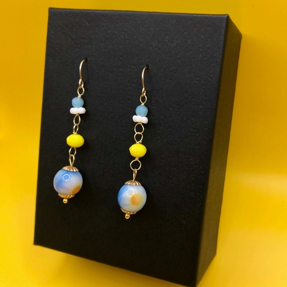 🌟2/$20 💙☁️🌼Sky Daisy Drop Earrings - Picture 2 of 2